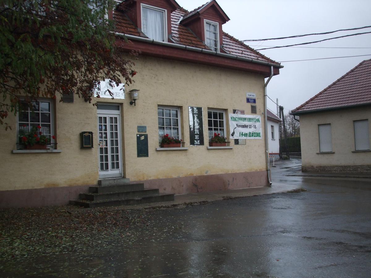 Gilde Etterem Es Panzio Bed and Breakfast Pilisvörösvár Buitenkant foto